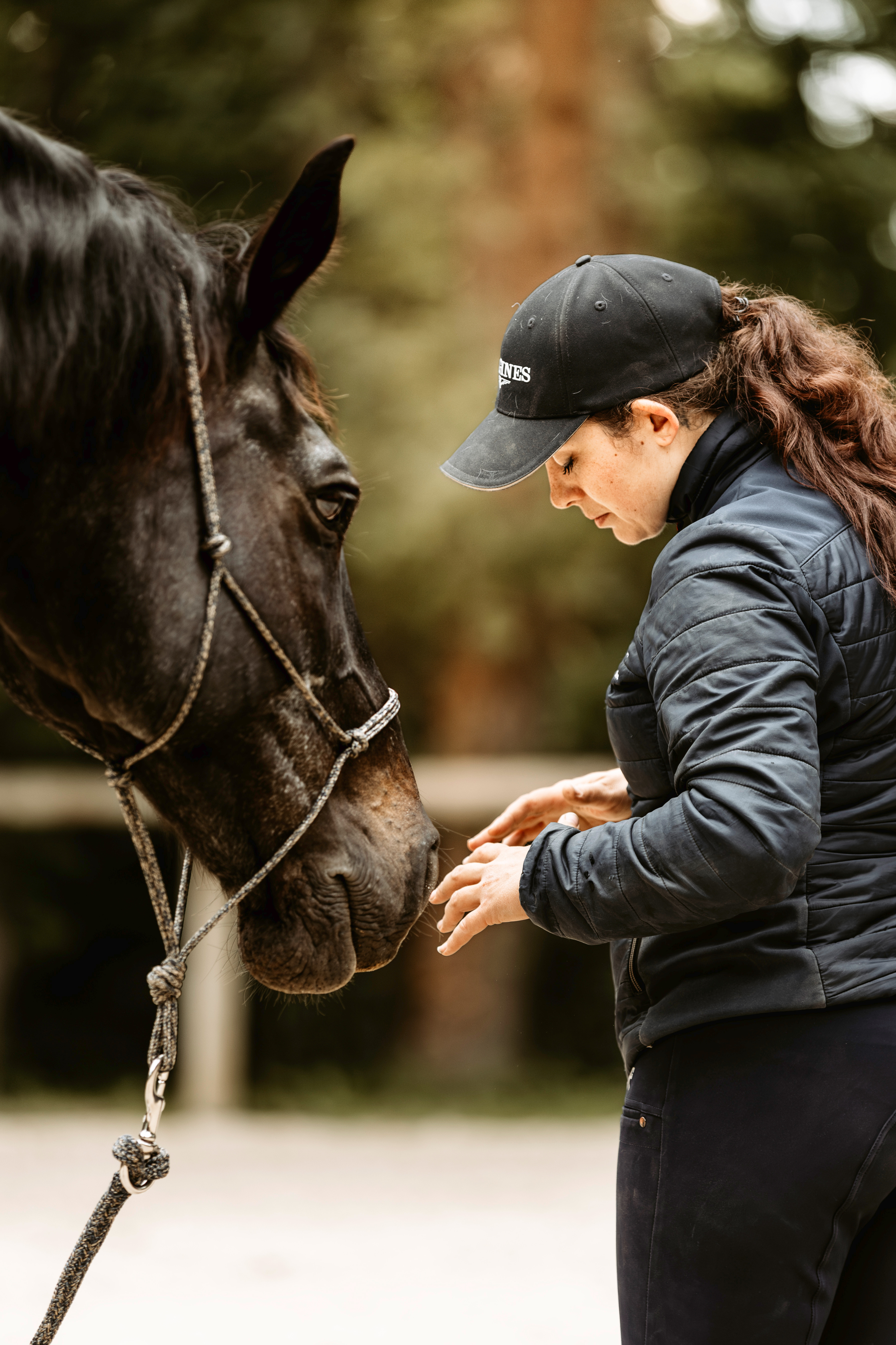 Anne Gosme avec un cheval, symbolisant la bienveillance