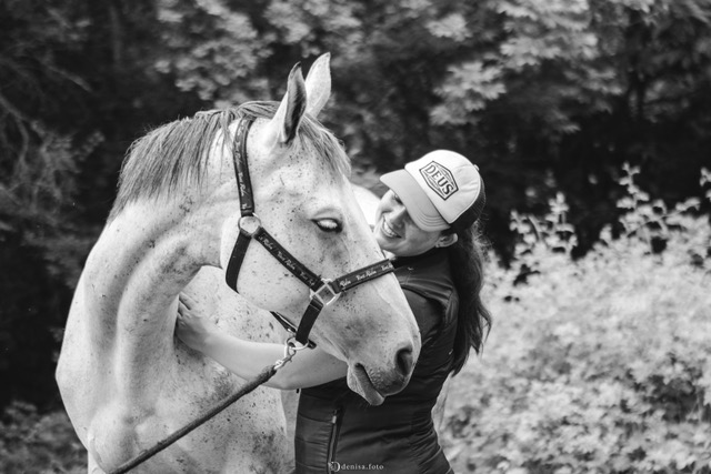 Anne Gosme travaillant avec un cheval 2